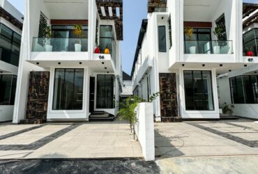 CONTEMPORARY 5 BEDROOM FULLY DETACHED DUPLEX WITH POOL